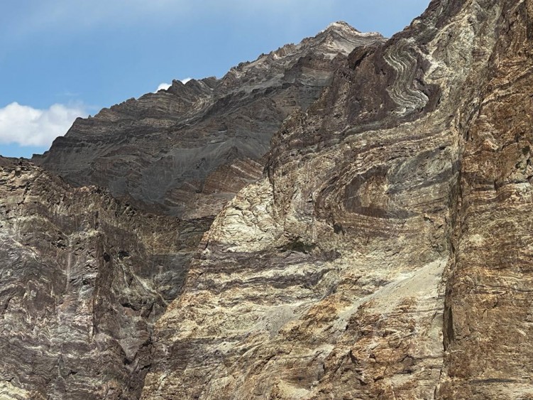 60 Warstwy w skalach